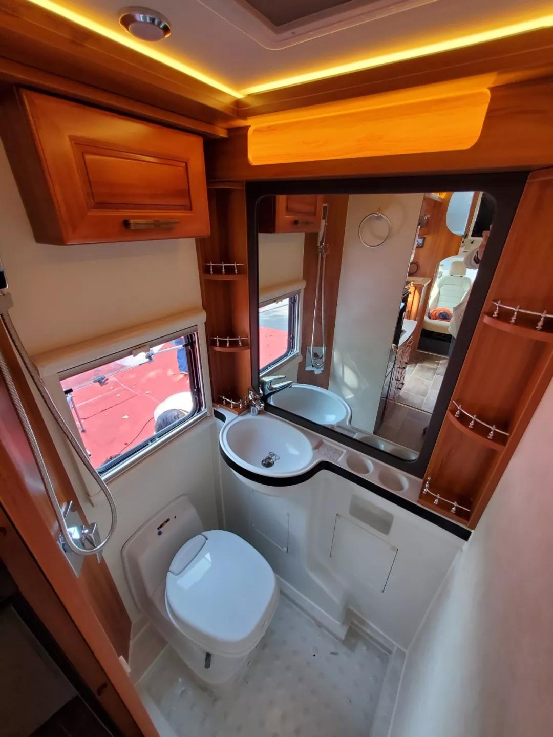 骏驰依维柯c型纵置床房车,2.98米的子母床c型依维柯房车