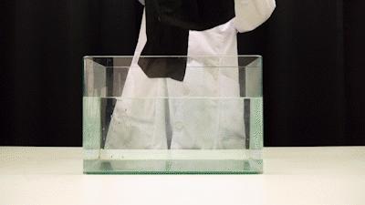 中科院联合素湃造了件“透气雨衣”！防水、防污，脏东西一冲就净