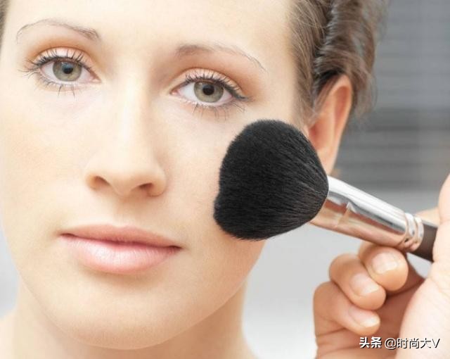 散粉到底怎么擦才不脱妆,散粉怎样擦不脱妆