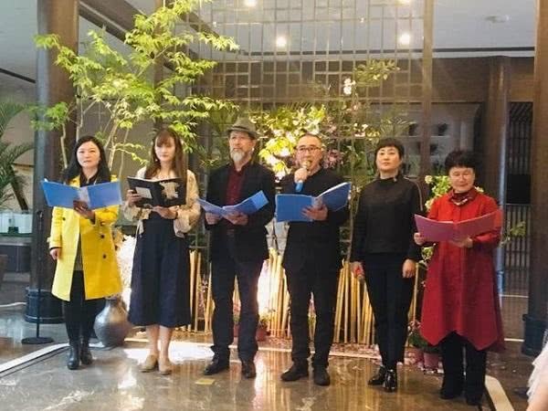 让诗意人生更加光华灿烂——记“灵魂诗人”海潮