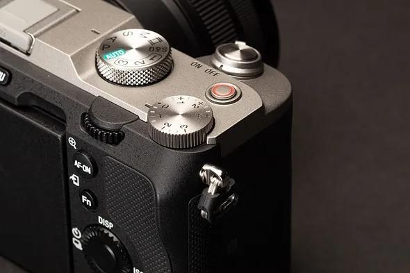 索尼a7c对比索尼6700,索尼a7c和索尼a7m3