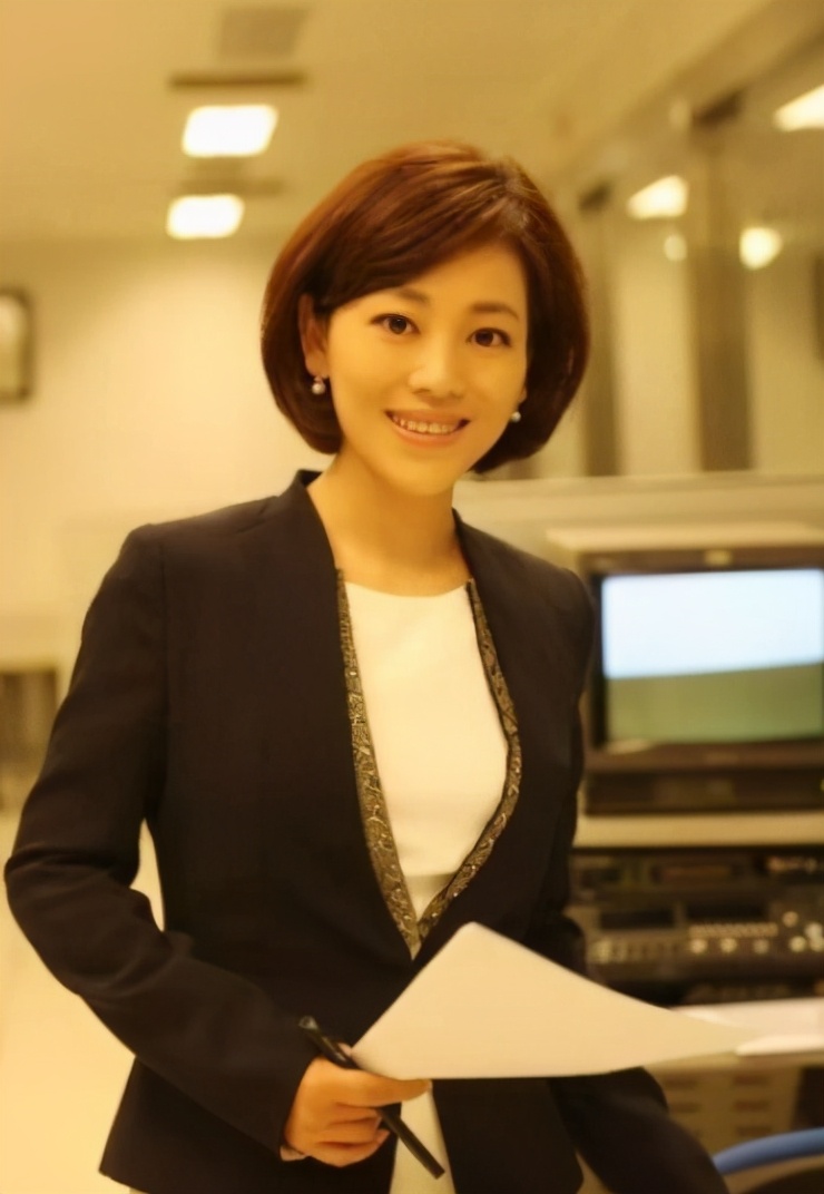 劳春燕与董卿主持的晚会,央视新闻女主持人劳春燕