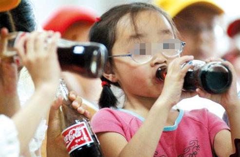 五岁孩子喝可乐,孩子喝可乐牙齿发黑