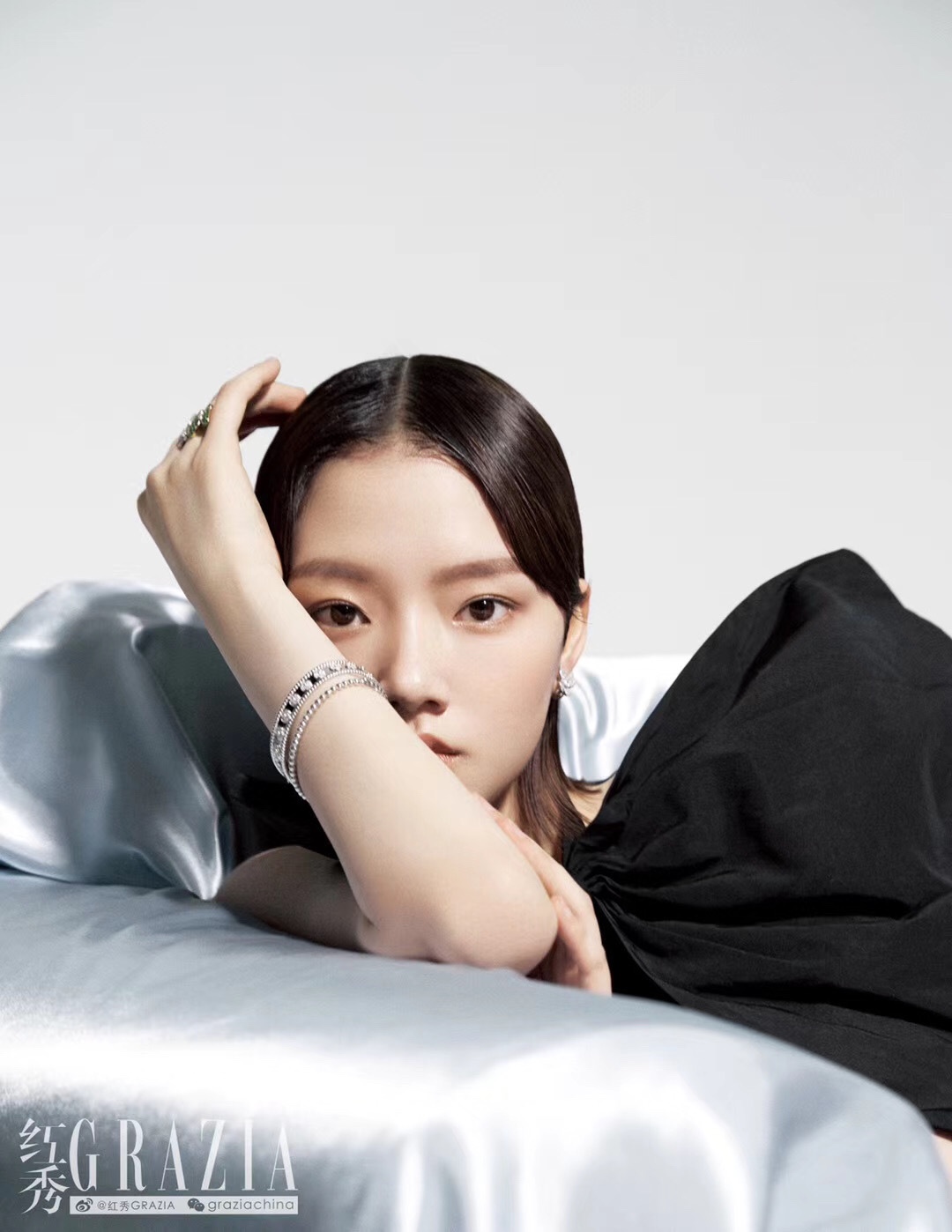 这时尚表现力绝了，任敏黑色上衣搭配粉色长裤，坚毅眼神格外吸睛