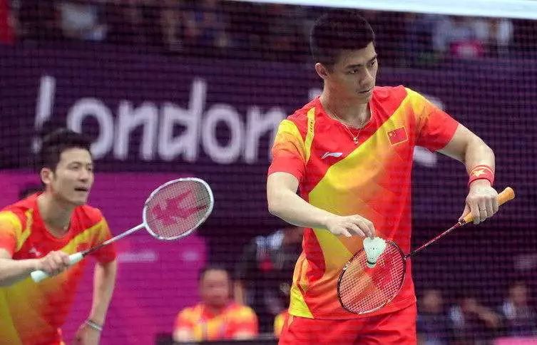 如何选择自己适合的羽毛球拍,如何选一把适合自己的羽毛球拍