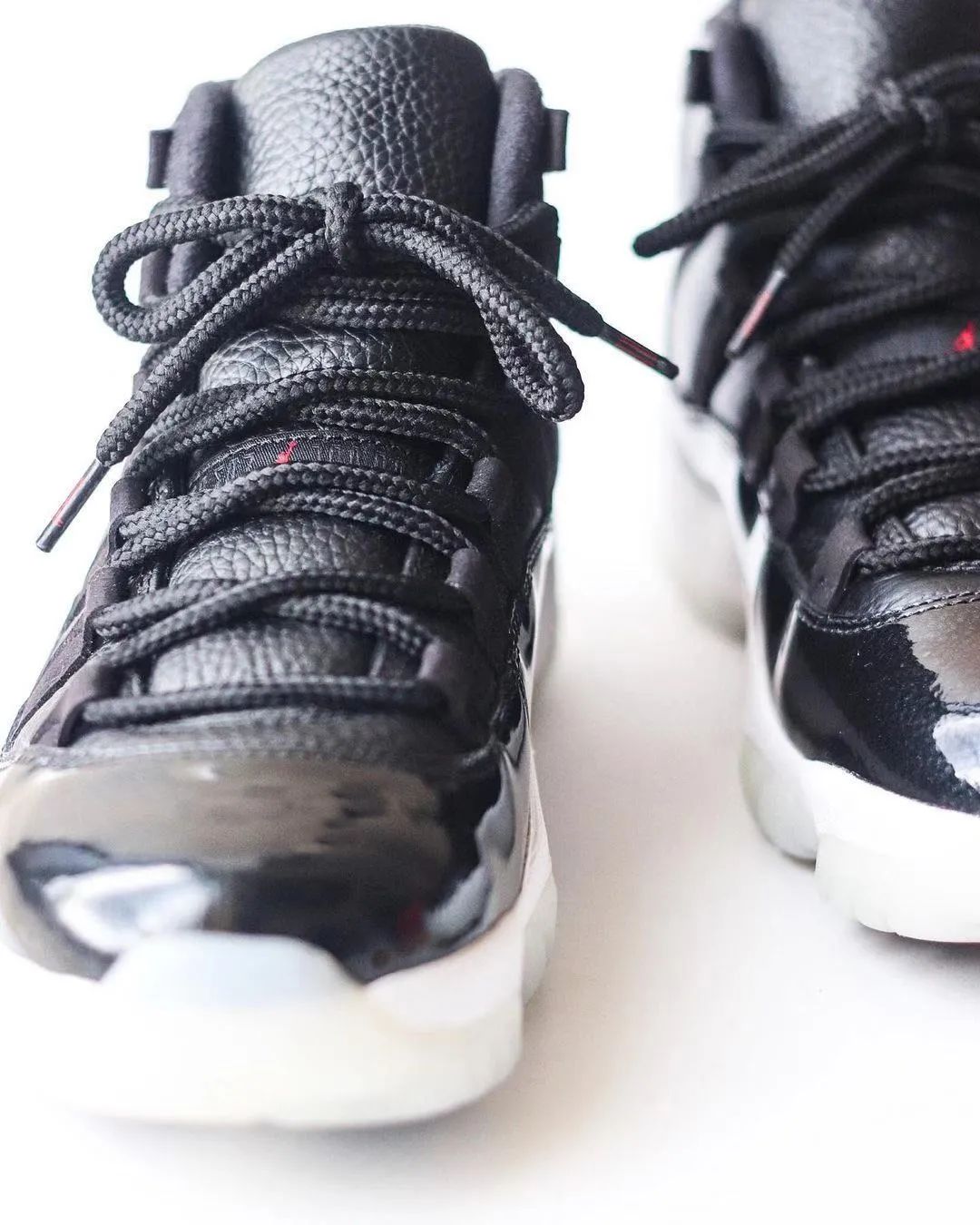 涨见识了!原来很多开宝马的都有一面鞋墙,穿的球鞋不上千就上万