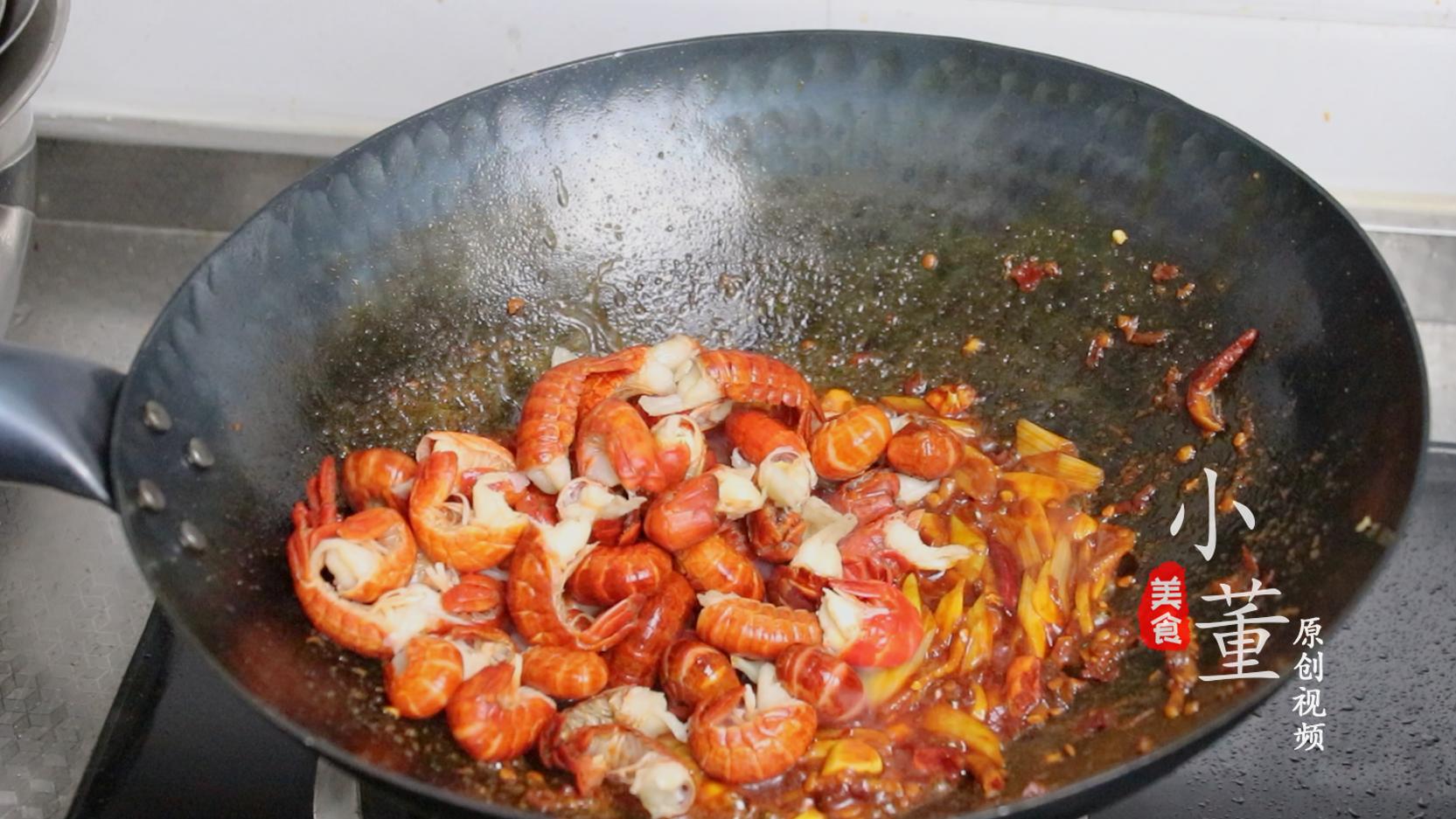 爆炒虾尾家常做法小视频,没有啤酒芹菜虾尾爆炒的做法