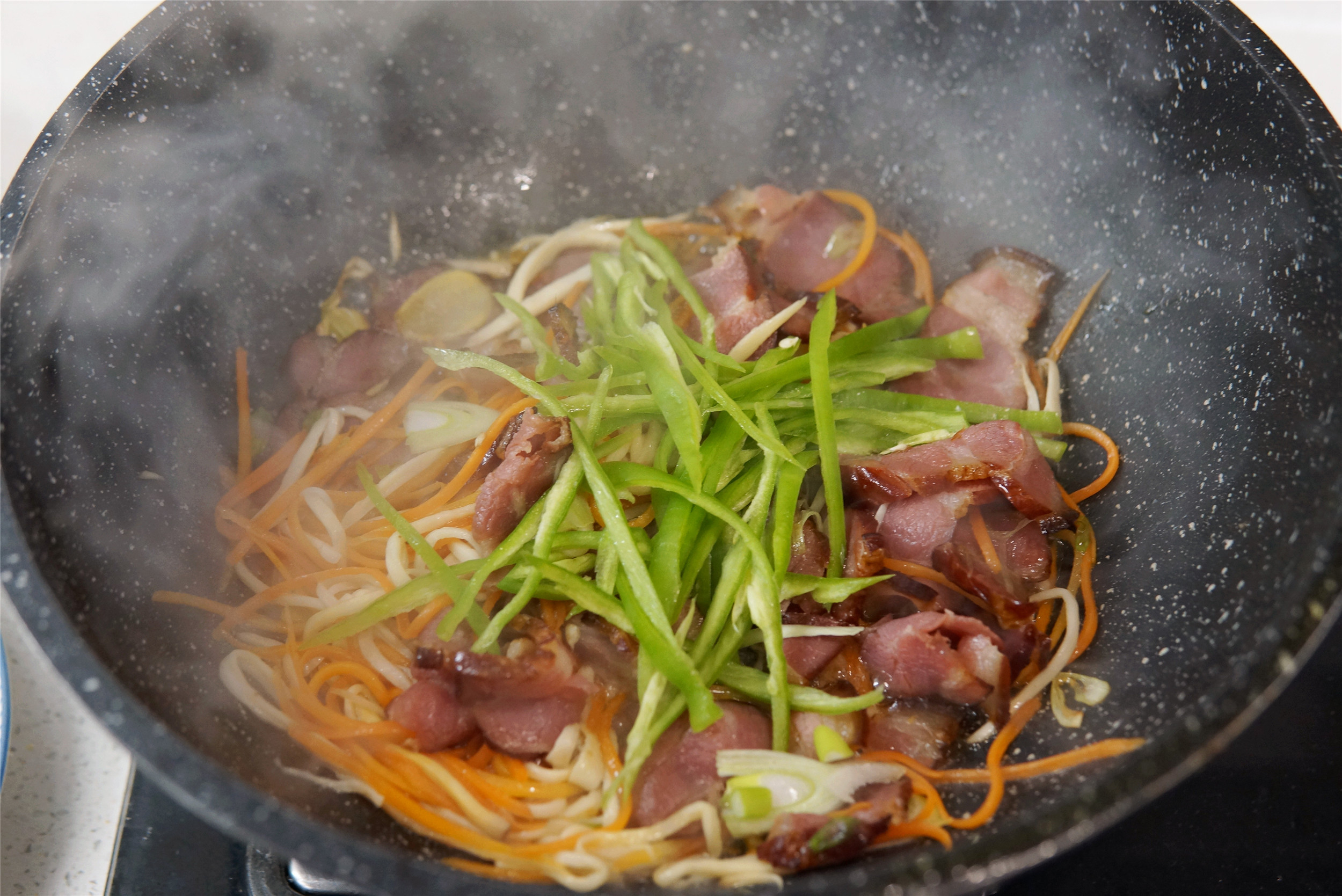 烟熏腊肉怎么炒不硬不咸,腊肉炒前用白腊浸泡法