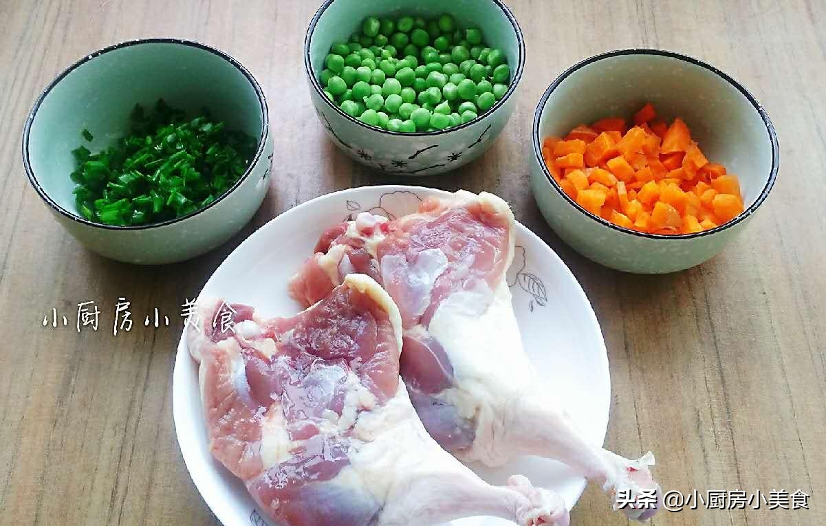 鸭子皮厚脂肪多，做粥之前简单处理一下，再下锅煮粥就不会油腻了