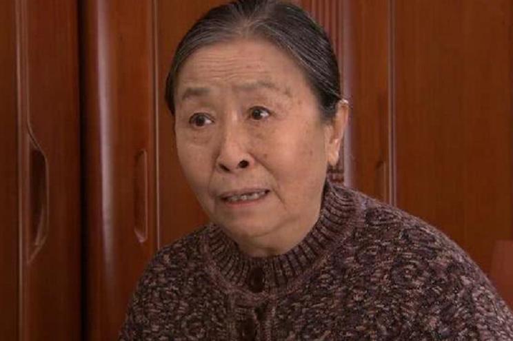 83岁丑娘张少华，生病独自一人去住院，干儿子杨志刚亲自接她出院