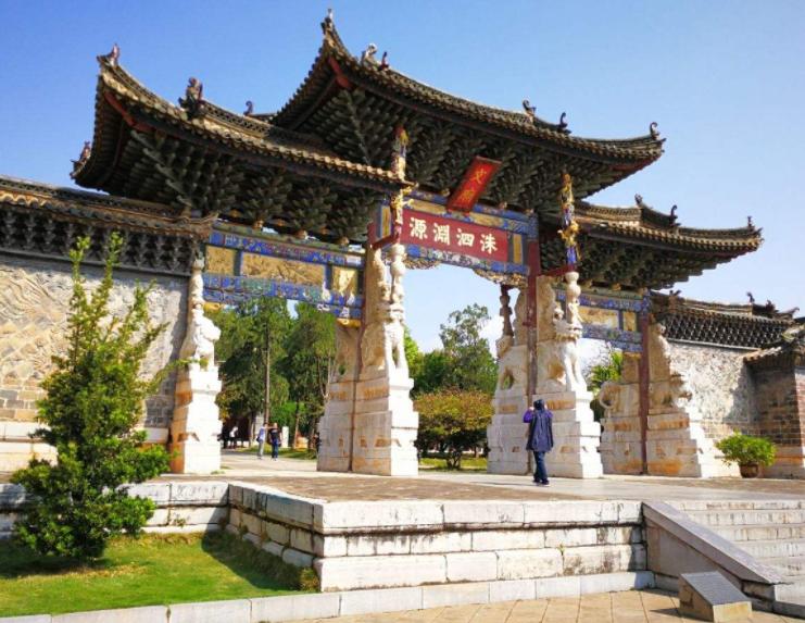 云南建水，一座有着全国第三大孔庙的边陲古城，烧烤更是享誉全省