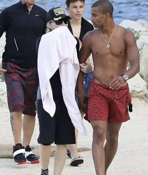 63岁麦当娜牵90后男友现身,麦当娜与小35岁新男友合照