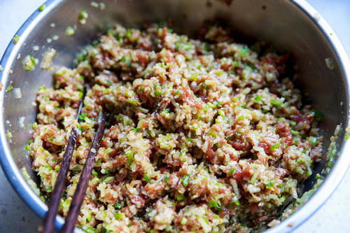 调的饺子馅太稀了怎么处理,调好的饺子馅太干怎么办