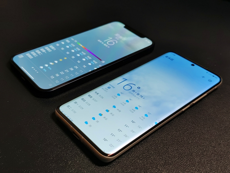 魅族18对比iphone13mini,魅族18和苹果12大小对比