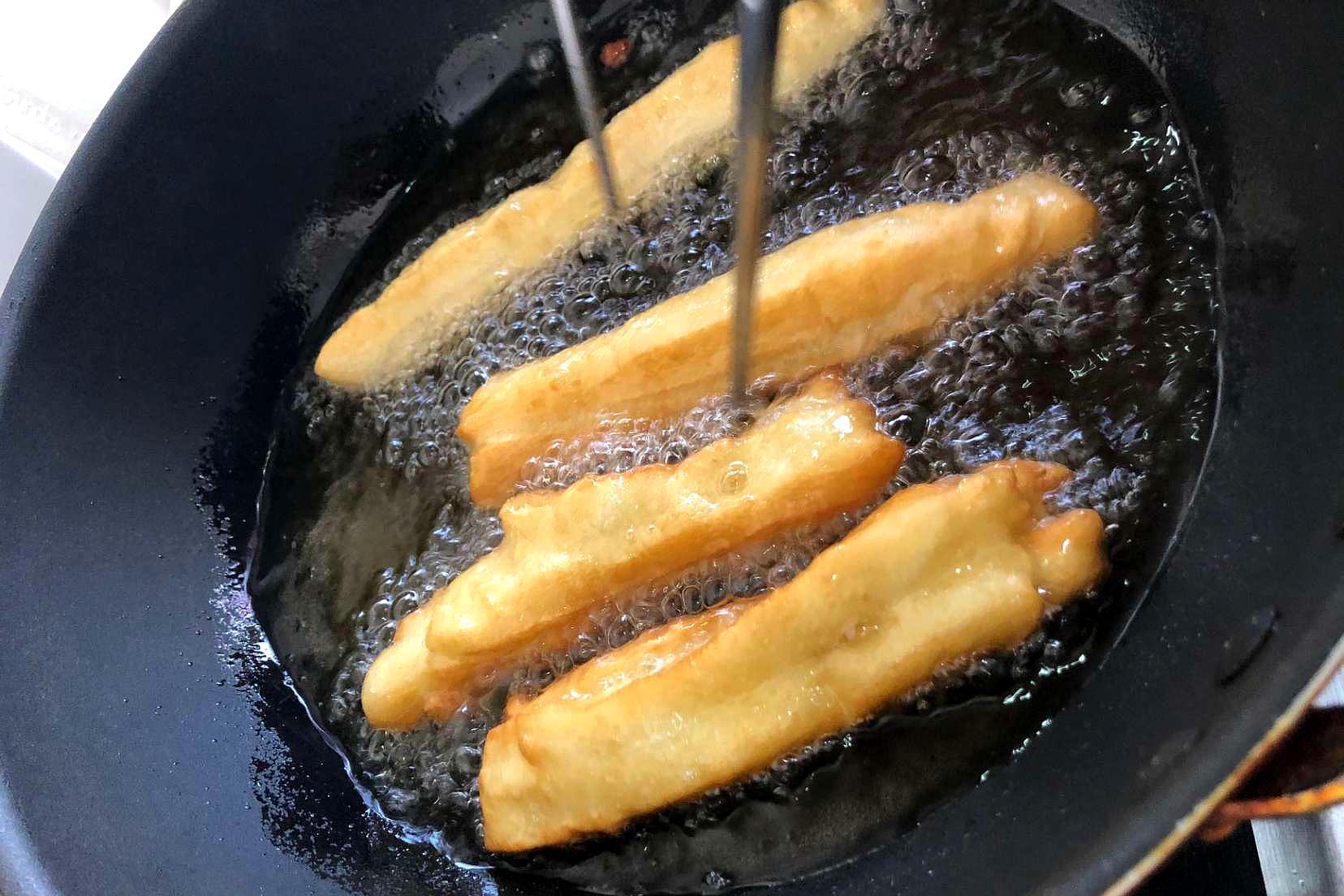 用油条添加剂炸油条教程和配方,油条蓬松酥脆配方