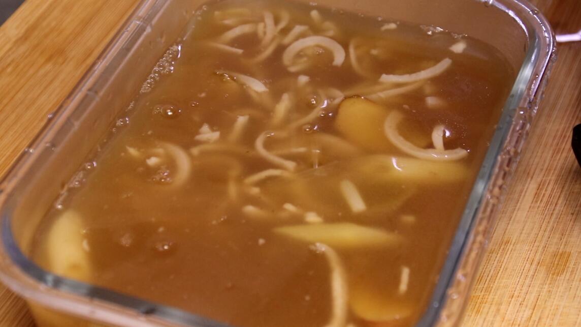 熬猪皮冻最后要收汁吗,熬猪皮冻开盖还是盖盖