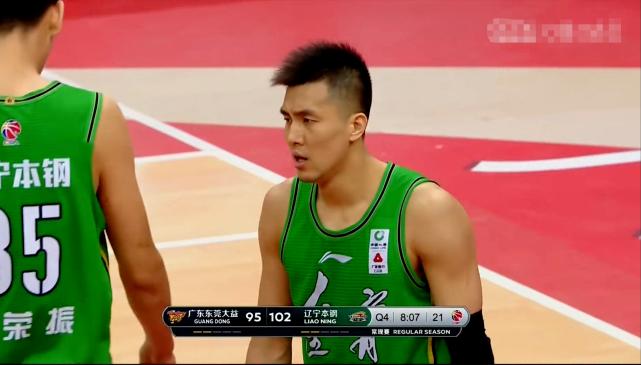 郭艾伦被裁判抱怨,赵睿对郭艾伦的抢断