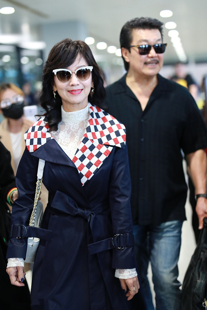 赵雅芝夫妇牵手照,赵雅芝最近时尚穿搭