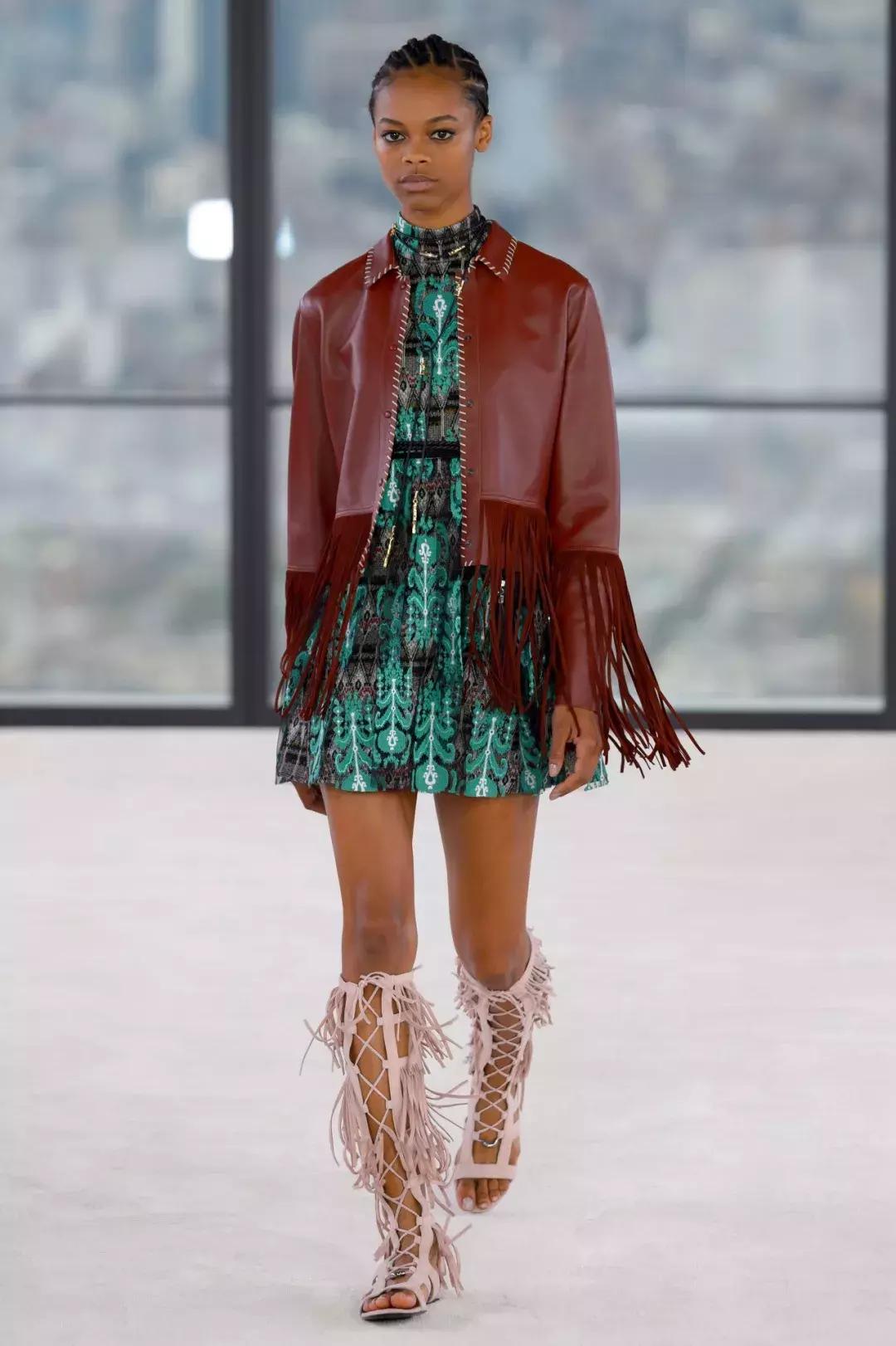 今年爆款皮毛一体女装,高档红色皮毛一体女装新款