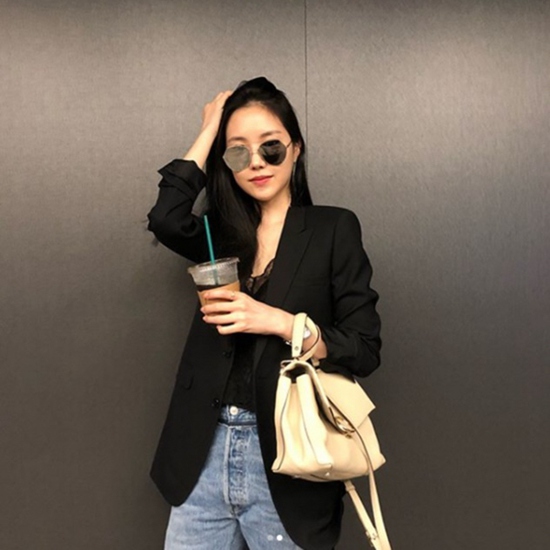 韩国金喜善演唱会开场秀,韩国金喜善出席活动图