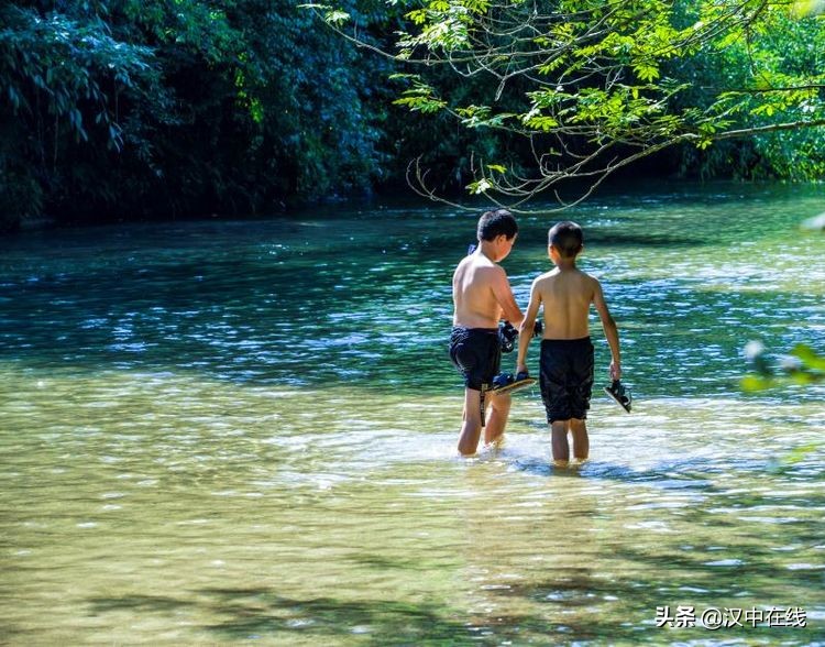 2020汉中水上表演,城固二里泼水