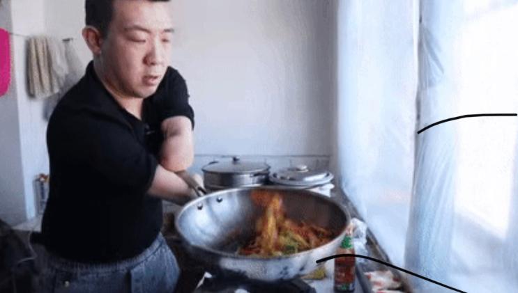 他双臂截肢，却能切菜颠勺刺绣，还娶妻生女上了央视！这小伙是咱黑龙江的