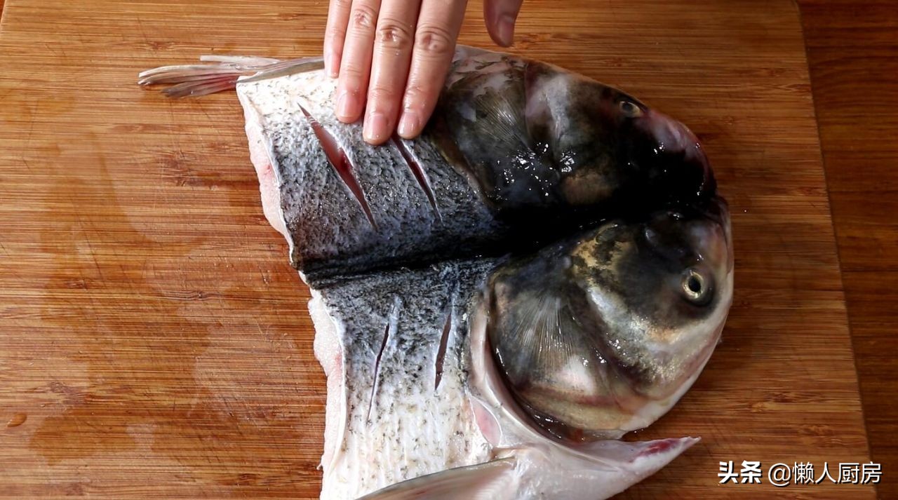 鱼头焖花蛤,这才是花蛤和虾最好的做法