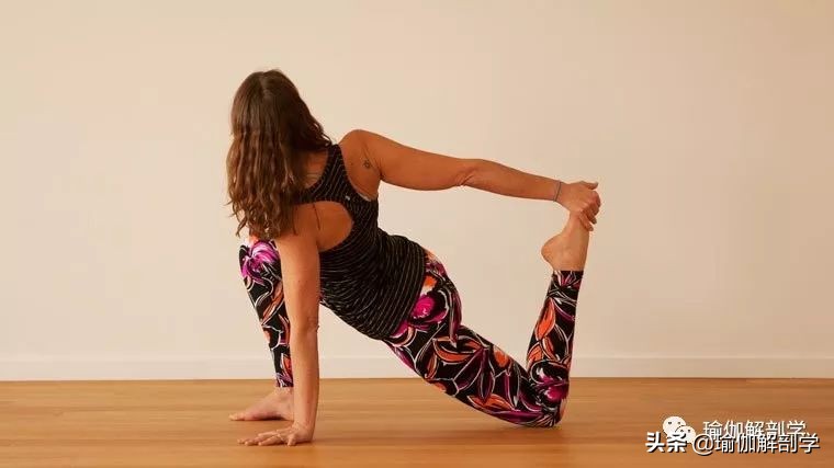 简单瑜伽助你赶走久坐腰酸背痛,久坐腰疼腿疼瑜伽怎么做舒服