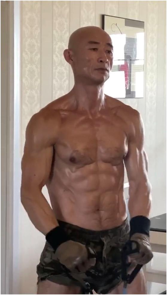 中国男明星肌肉排名前十名,60岁老戏骨肌肉