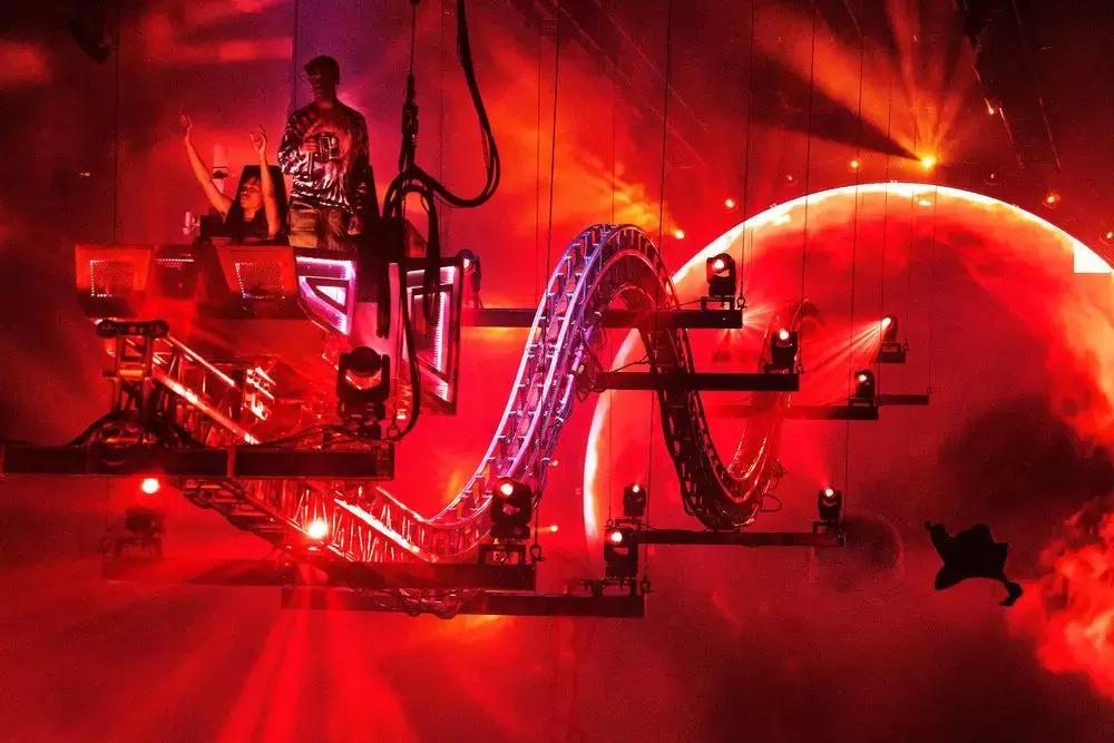 新媒体时代的沉浸式舞台设计,极简主义舞台设计