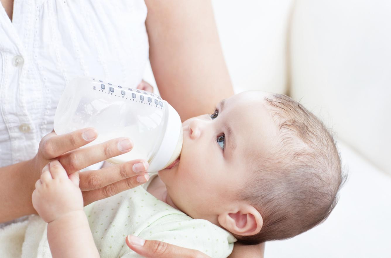 宝宝吐奶怎么办6个方法改善,宝宝吐奶多怎么办最有效