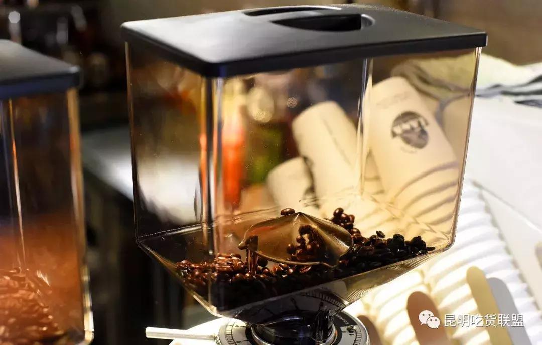 昆明2环边巷子里的小店，1杯咖啡+1份简餐，感觉我又去到了泰国