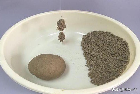 夏天野钓大鲫鱼怎么打窝避小鱼,野钓打什么窝料避小鱼