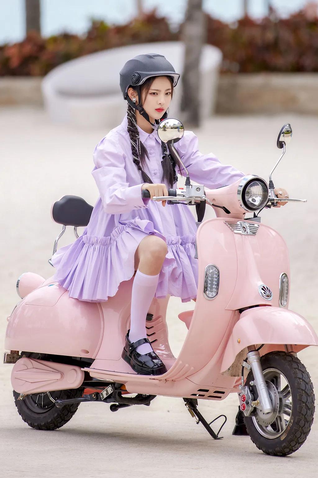 超减龄穿搭法则被杨超越狠狠拿捏,杨超越水手服穿搭