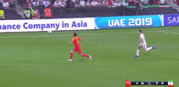 惨败出局！国足0-3伊朗连续两届亚洲杯止步8强后卫三次失误送礼