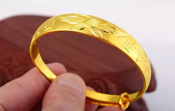 挂首饰上的小标签都看得懂吗？少一个字赔三倍