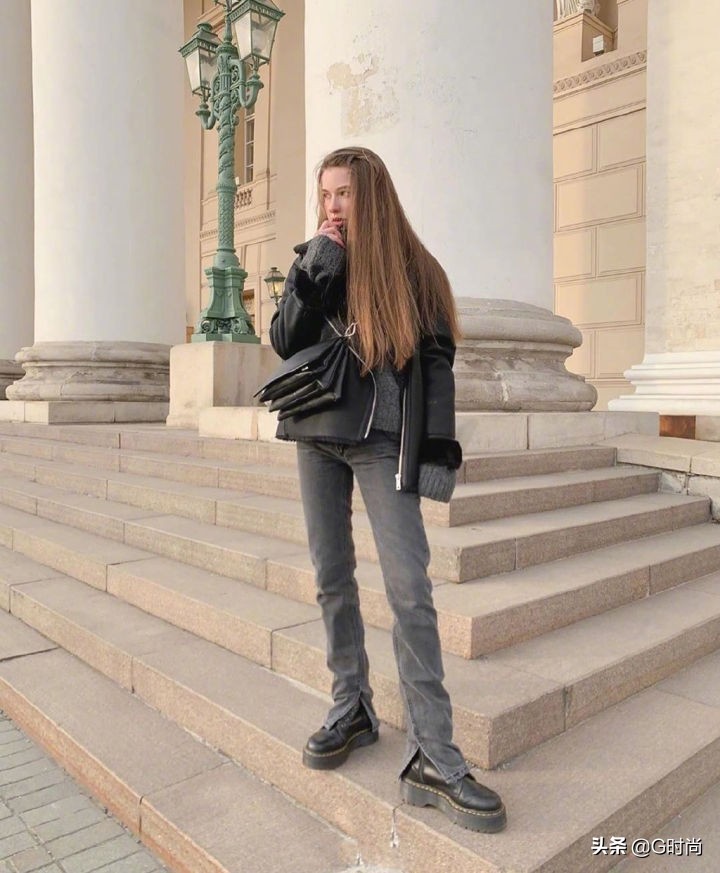 穿宽松皮衣配一身黑又酷又洋气 (皮衣搭配牛仔裤显瘦又时髦)