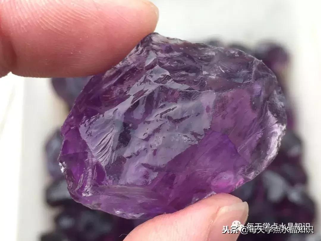 天蒙蒙亮赶个早市看一看天然水晶毛料市场