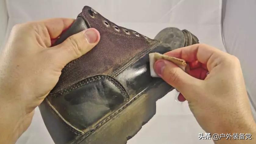 沙漠靴的正确清洗方式,登山靴脏了怎么清洗