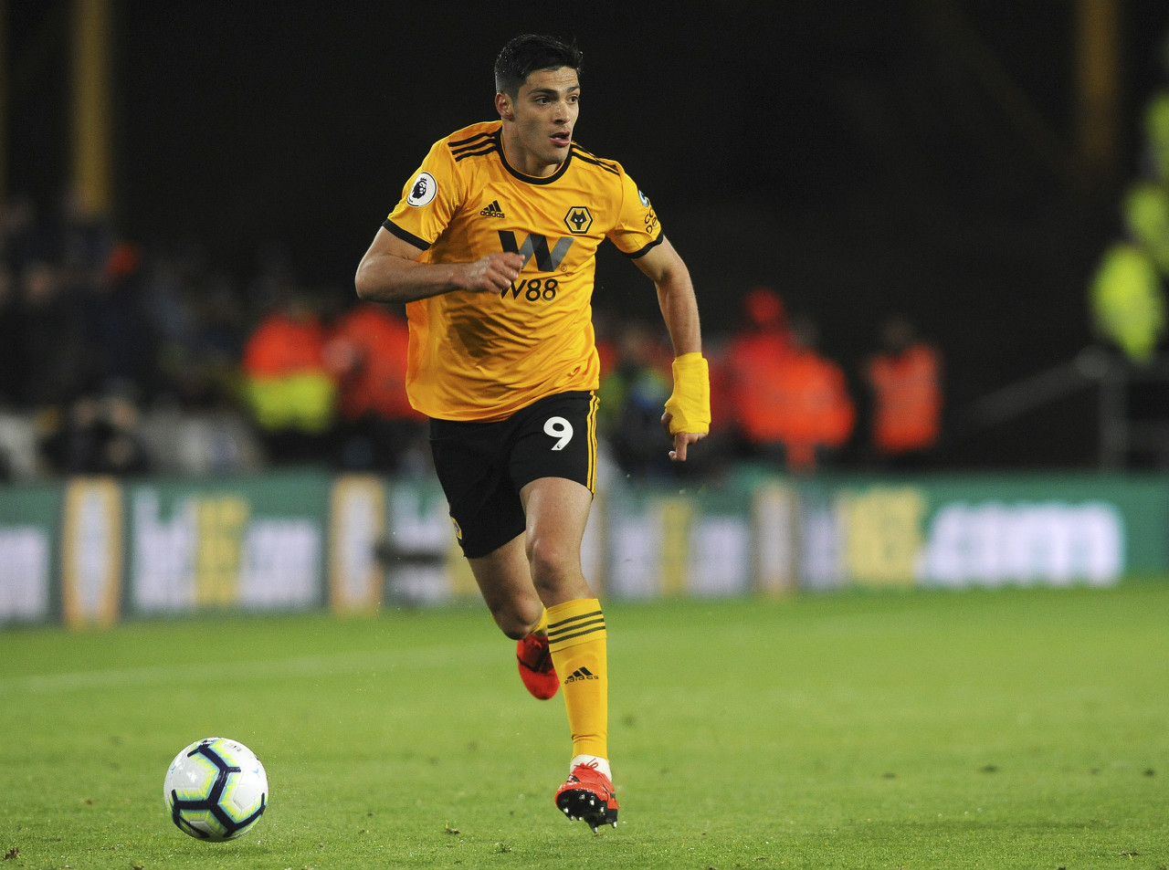 乱花渐欲迷人眼媒体经济烟雾弹，高层操作看不懂球迷一厢情愿