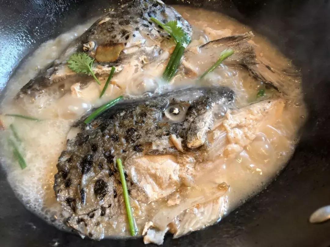 宝宝三文鱼西兰花饺子,三文鱼虾仁儿童家常做法