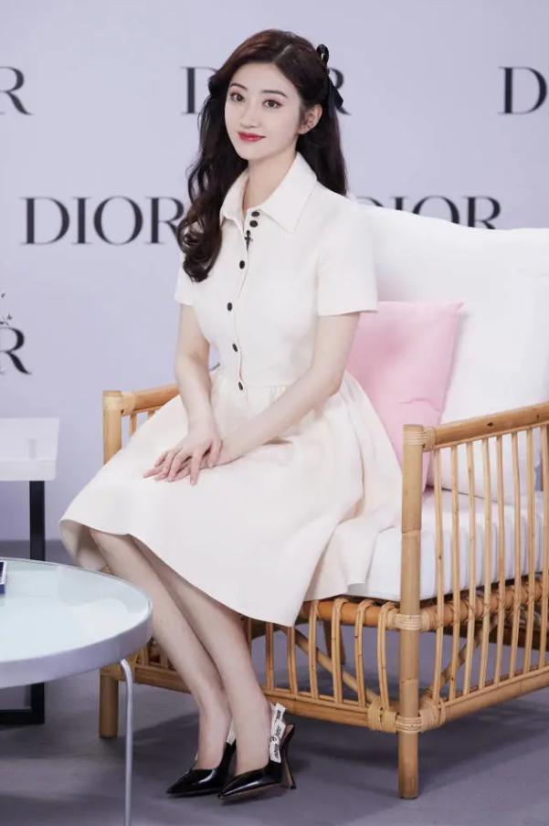 景甜机场私服照满屏都是高级感,人间富贵花景甜白衣