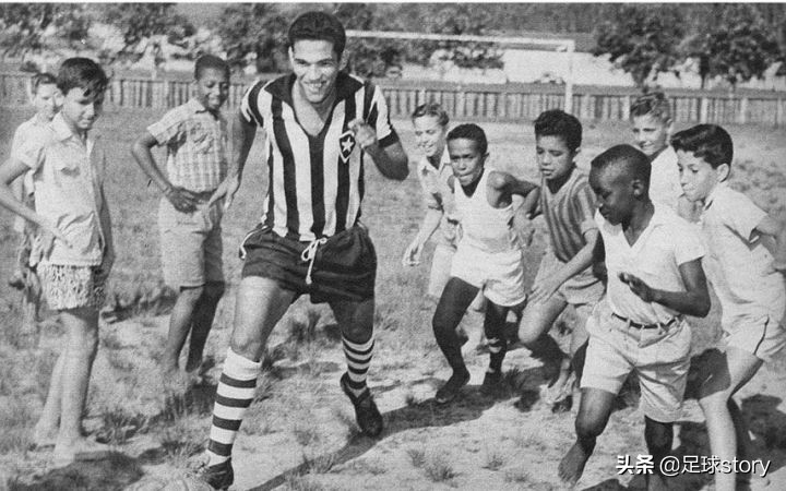 “盘带之魔”加林查，足坛史上最会盘带的球员，比肩贝利的传奇