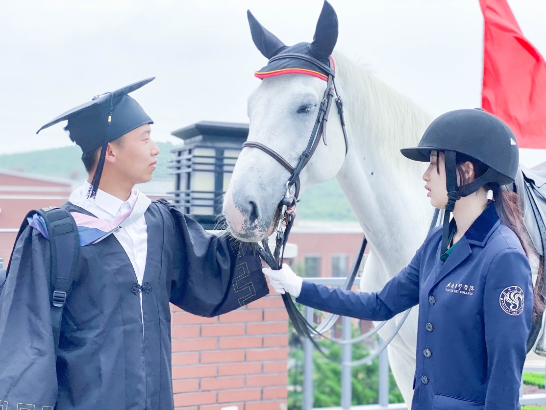 仪式好高端！大连艺术学院用盛妆马队迎送毕业生