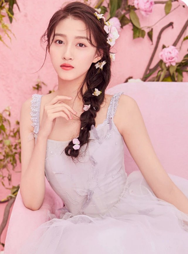 二十不惑关晓彤和志玲比较,林志玲关晓彤同一件穿搭