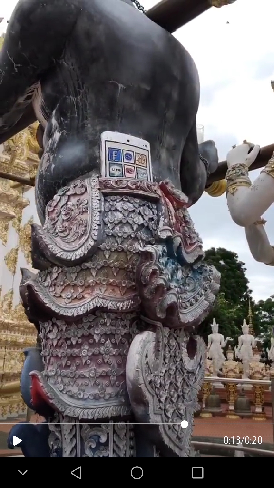 最“潮”寺庙，神仙们脚穿匡威，手拿苹果手机，叼着雪茄