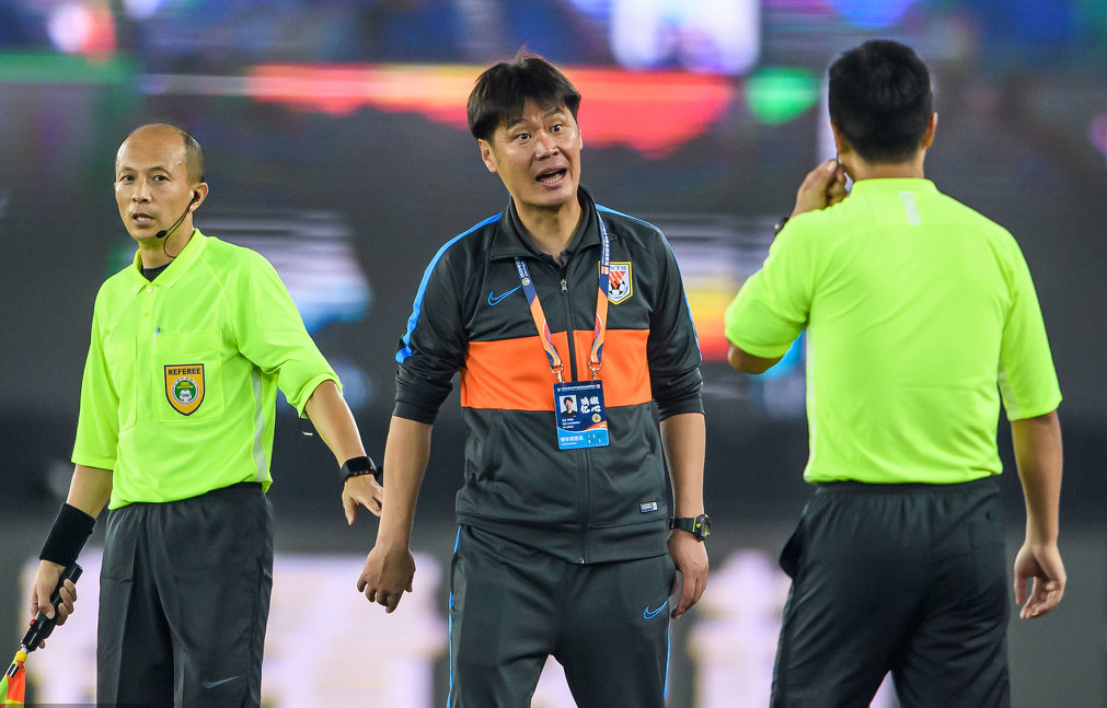 裁判对鲁能争议判罚集锦,中超争议裁判鲁能