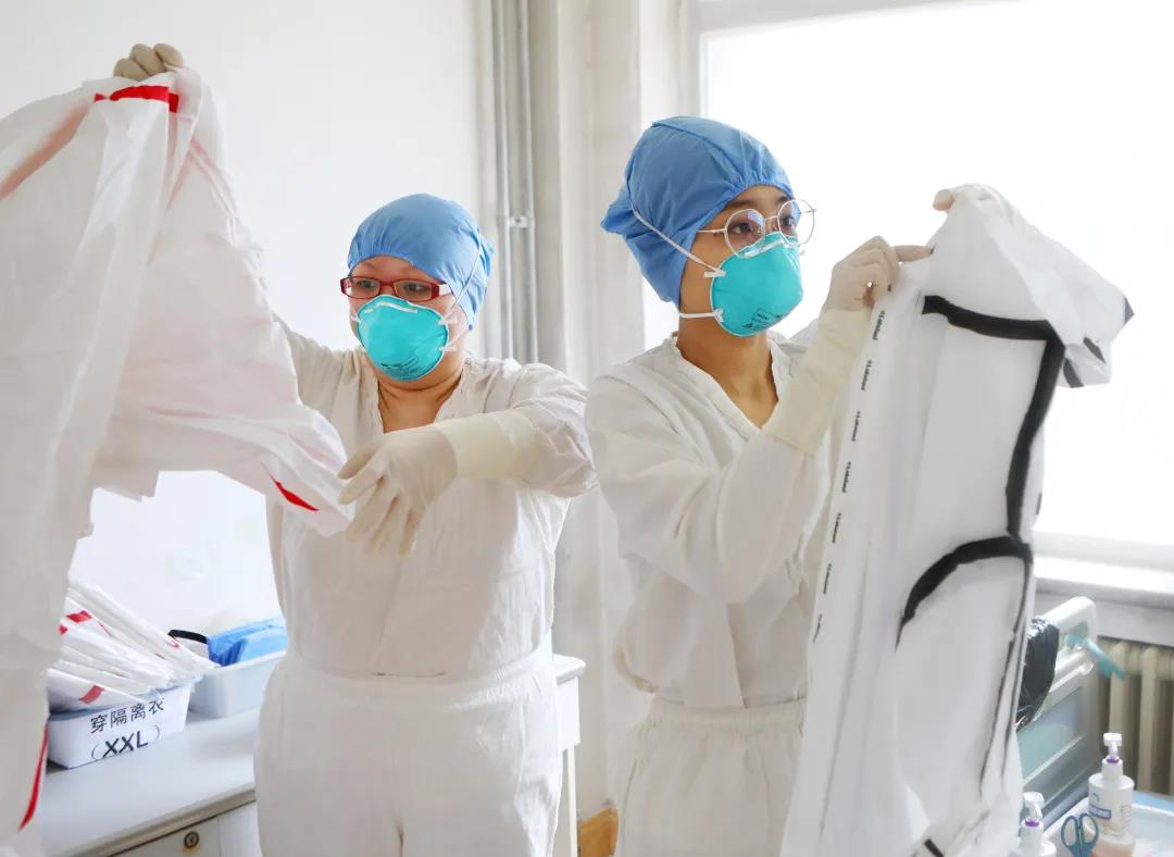 市新冠定点救治医院,探访新冠重症救治一线人员