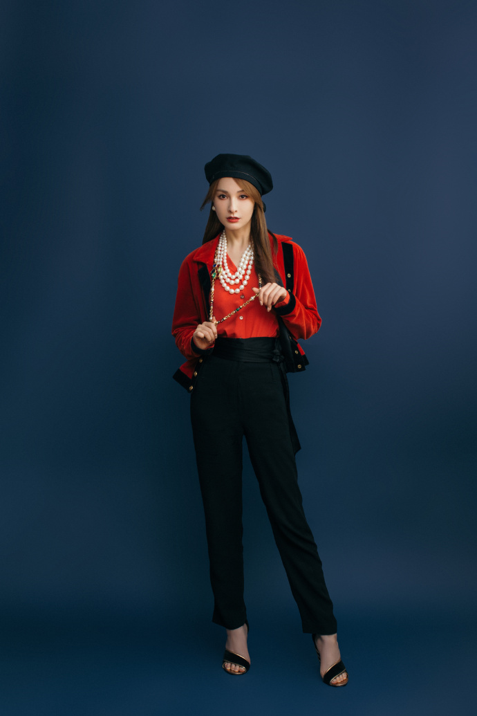 吴昕惊艳装扮,吴昕拼色贝雷帽