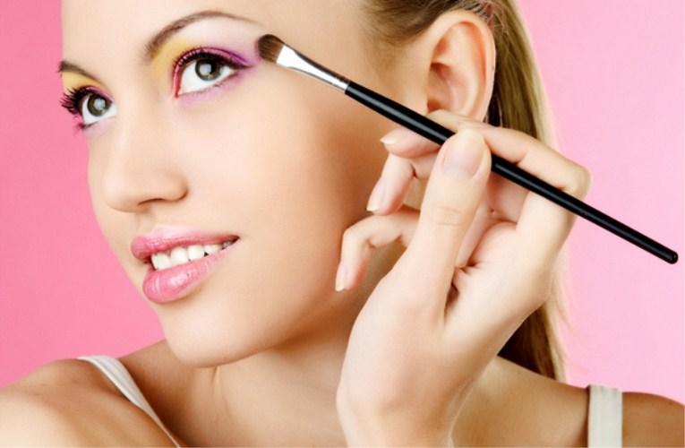 怎样画眼线不晕染小妙招,怎样画眼线不显得眼球突